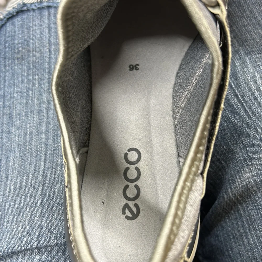 ECCO gray‎ and silver tennis shoes no tie